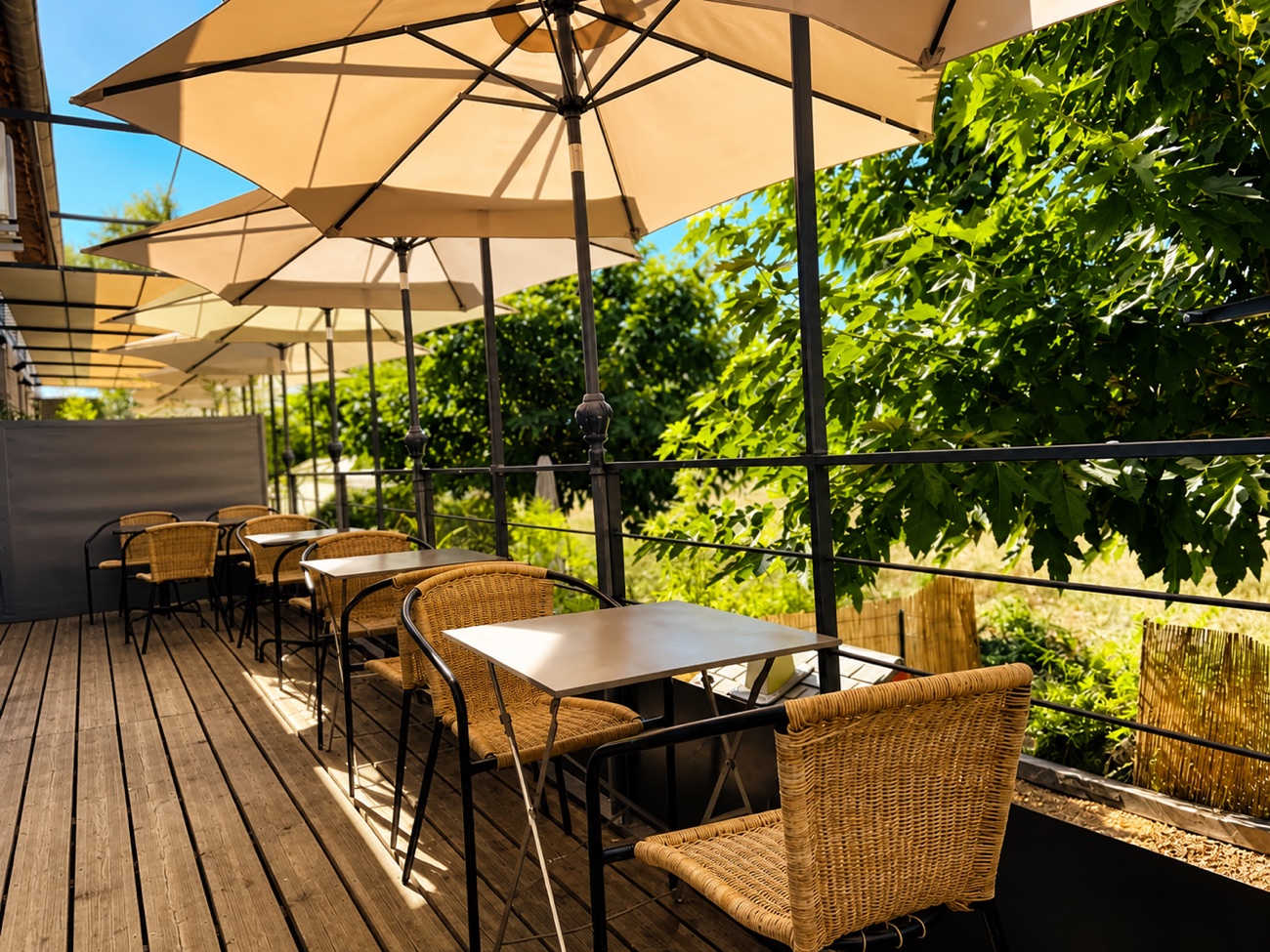La terrasse de Chez Cali Coffee à Brignoles