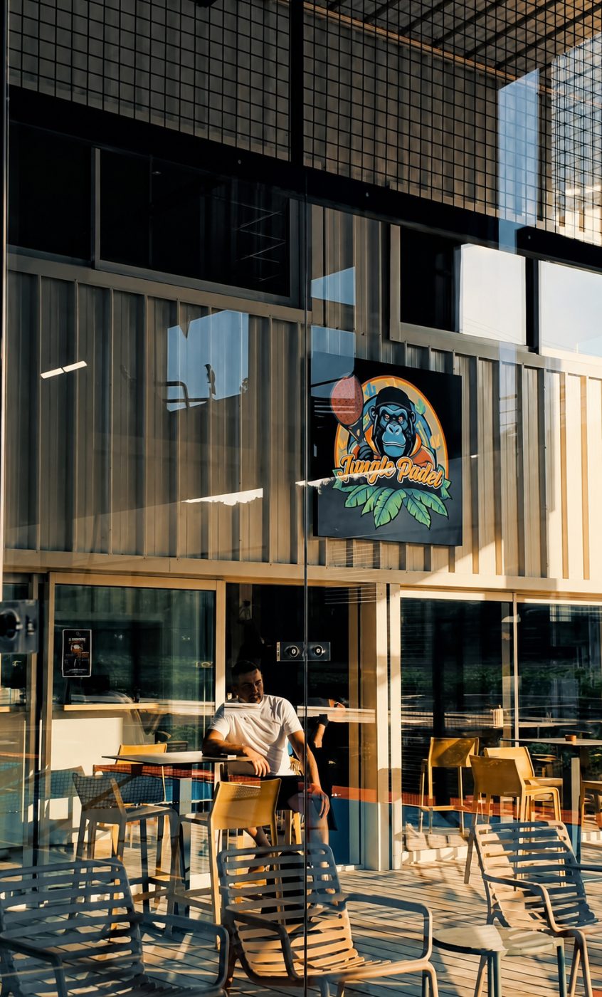 Espace de vie et terrasse du club Jungle Padel en fin de journée