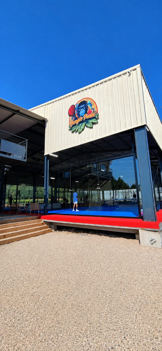 Façade du complexe Jungle Padel à Flassans-sur-Issole avec son enseigne