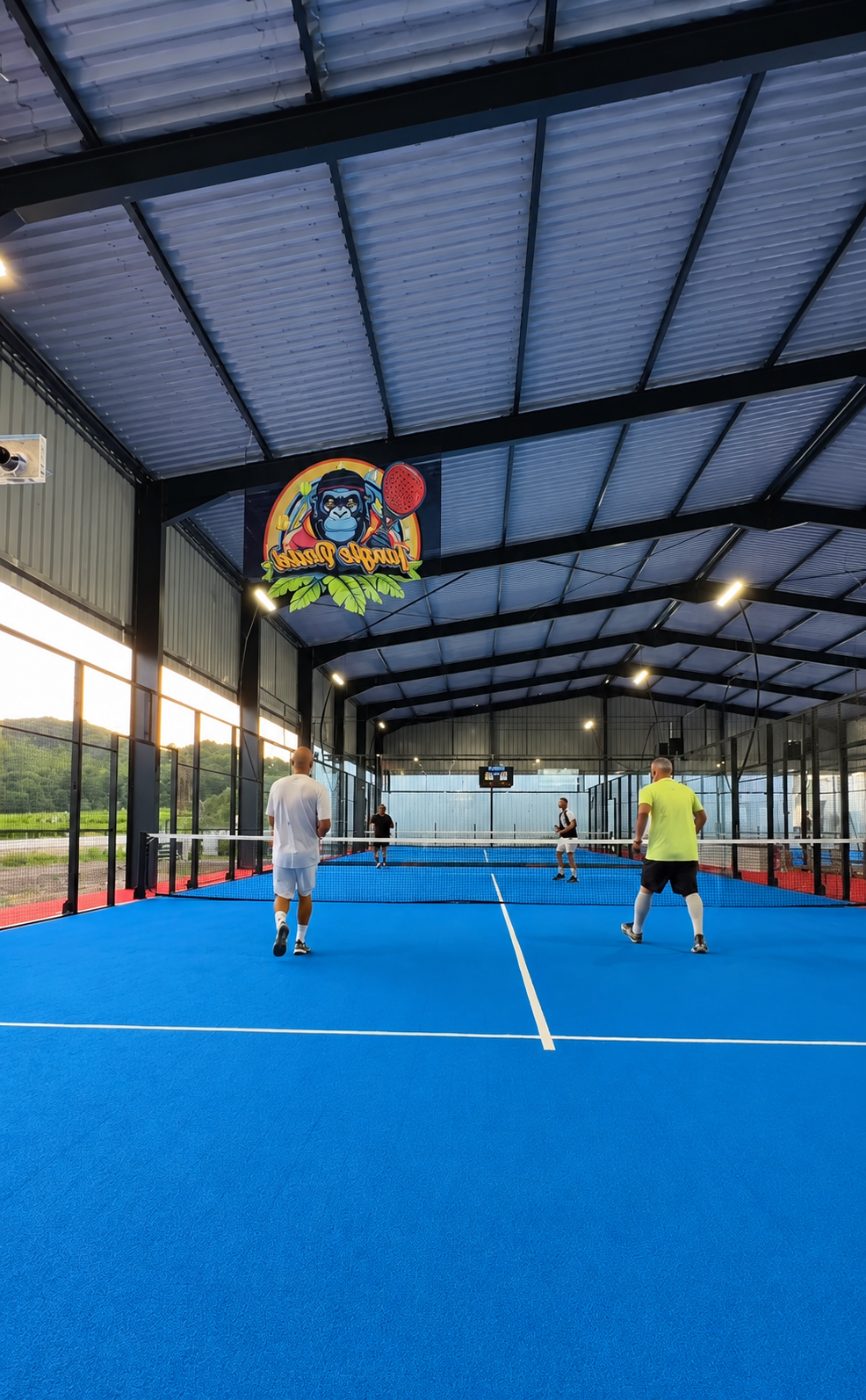 Joueurs en pleine partie de padel sur un terrain couvert de Jungle Padel